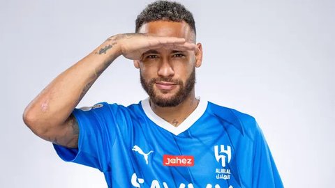 Pemain Al Hilal, Neymar (kanan) melakukan selebrasi setelah mencetak assist untuk gol yang dilesatkan oleh Malcom (kedua kiri) pada laga lanjutan Liga Arab Saudi melawan Al Riyadh di Prince F