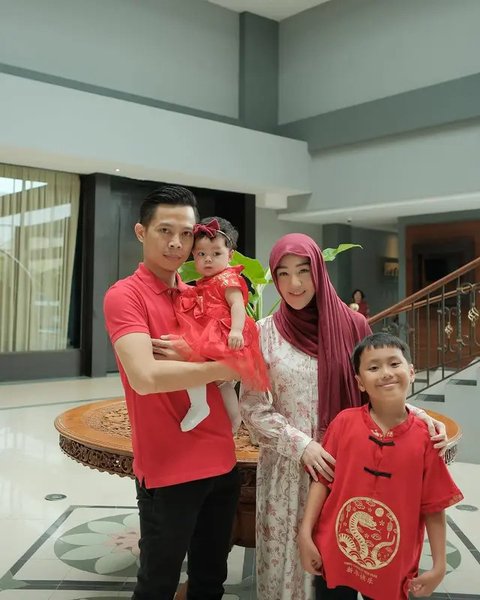 Larissa Chou rayakan Imlek 2025 bareng keluarga. (sumber: Instagram/ikram_rsd/larissachou)