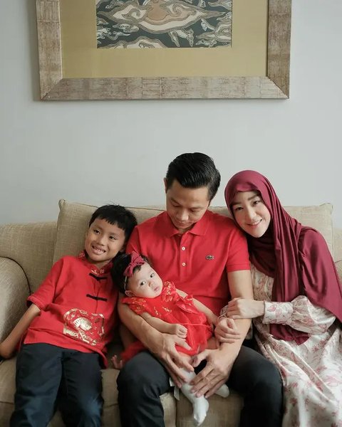 Larissa Chou rayakan Imlek 2025 bareng keluarga. (sumber: Instagram/ikram_rsd/larissachou)