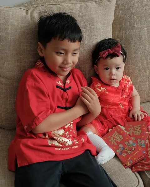 Larissa Chou rayakan Imlek 2025 bareng keluarga. (sumber: Instagram/ikram_rsd/larissachou)