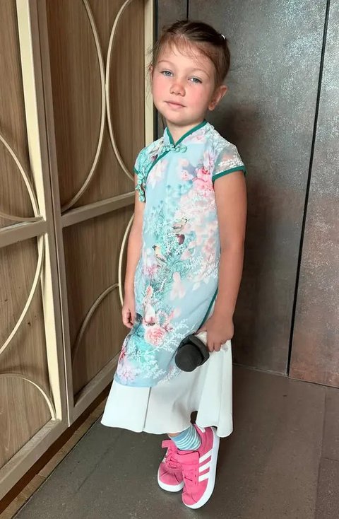 Tampilan Menggemaskan Anak Artis Kenakan Baju Tradisional China saat Imlek 2025. [@cutratumeyriska]