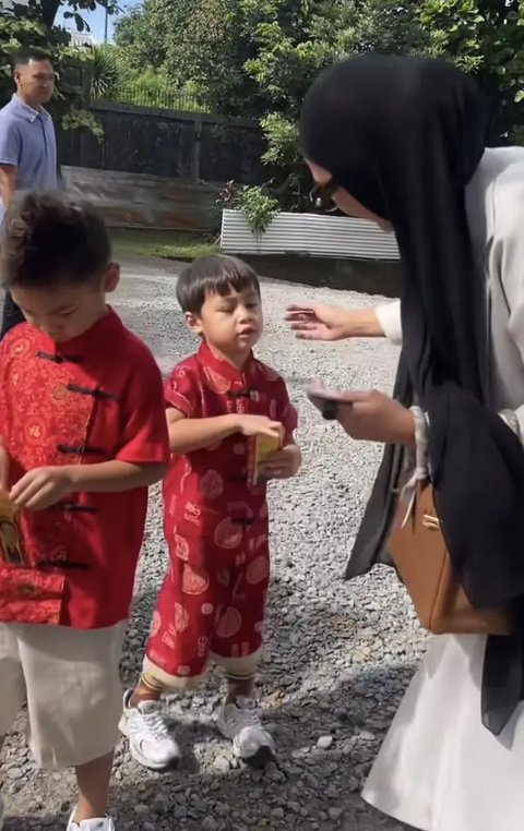 Tampilan Menggemaskan Anak Artis Kenakan Baju Tradisional China saat Imlek 2025. [@cutratumeyriska]
