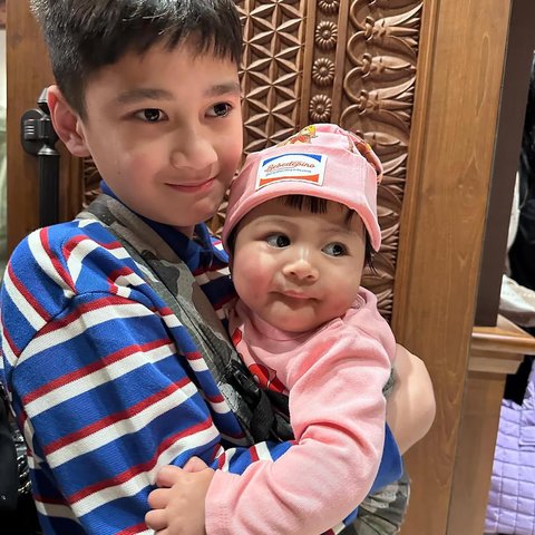 Momen So Sweet Rafathar Gendong Lily, Dipeluk Sampai Ketiduran Bikin Netizen Gemas