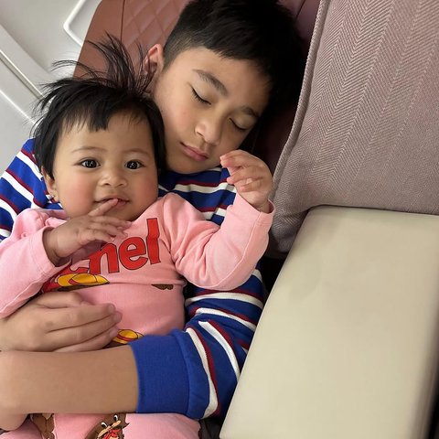 Momen So Sweet Rafathar Gendong Lily, Dipeluk Sampai Ketiduran Bikin Netizen Gemas