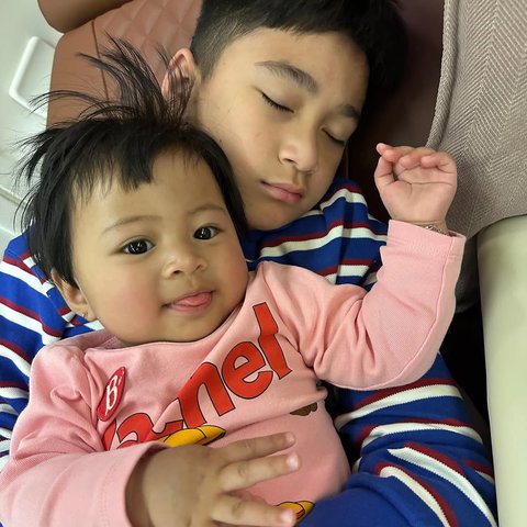 Momen So Sweet Rafathar Gendong Lily, Dipeluk Sampai Ketiduran Bikin Netizen Gemas