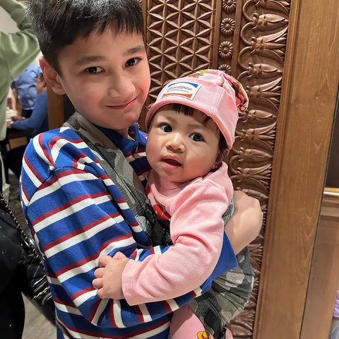 Momen So Sweet Rafathar Gendong Lily, Dipeluk Sampai Ketiduran Bikin Netizen Gemas