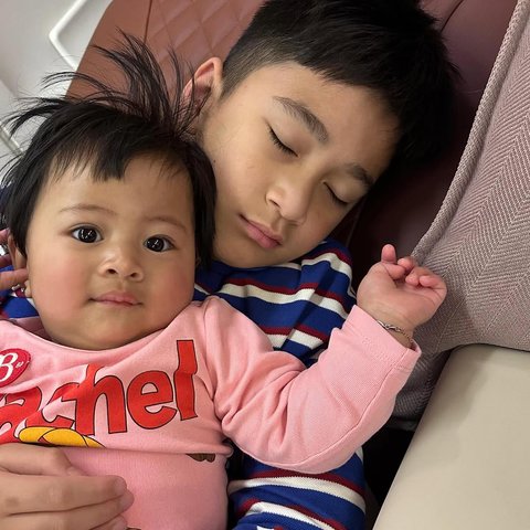 Momen So Sweet Rafathar Gendong Lily, Dipeluk Sampai Ketiduran Bikin Netizen Gemas