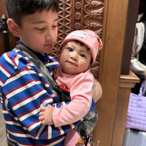 Momen So Sweet Rafathar Gendong Lily, Dipeluk Sampai Ketiduran Bikin Netizen Gemas
