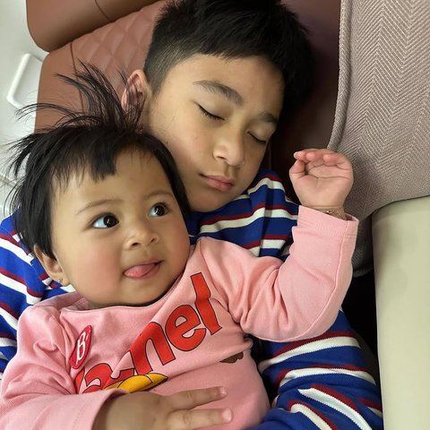 Momen So Sweet Rafathar Gendong Lily, Dipeluk Sampai Ketiduran Bikin Netizen Gemas