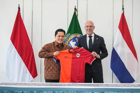 Ketua umum PSSI Erick Thohir bertemu dengan Director of Top-level Football KNVB, Nigel De Jong di Belanda belum lama ini. (Instagram/nigeldejong)