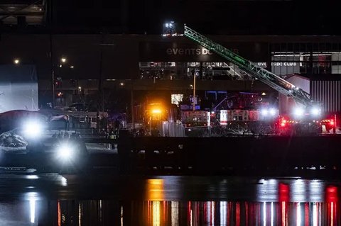 Tim tanggap darurat dikerahkan dalam operasi pencarian dan penyelamatan korban kecelakaan pesawat American Airlines di Sungai Potomac. (dok. CHIP SOMODEVILLA / GETTY IMAGES NORTH AMERICA / Ge
