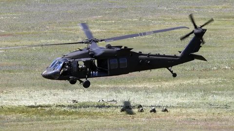 Tentara pasukan khusus keluar dari helikopter Black Hawk pada latihan tahunan Han Kuang di sebuah pangkalan udara, Taichung, Kamis (7/6). Latihan militer tahunan terbesar ini digelar di tenga