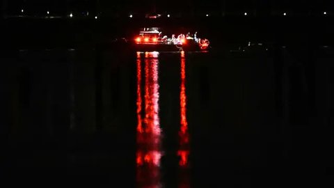 Sebuah kapal berisi tim penyelamat mencari korban di perairan Sungai Potomac, Washington DC, Amerika Serikat (AS), 30 Januari 2025. (ANDREW CABALLERO-REYNOLDS/AFP)