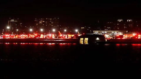Proses pencarian para korban dilakukan dalam kondisi yang gelap serta cuaca dingin serta berangin. (Ting Shen/AFP)