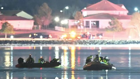 Upaya pencarian dan penyelamatan terus dilakukan di perairan Sungai Potomac, Washington DC, Amerika Serikat. (ANDREW CABALLERO-REYNOLDS/AFP)
