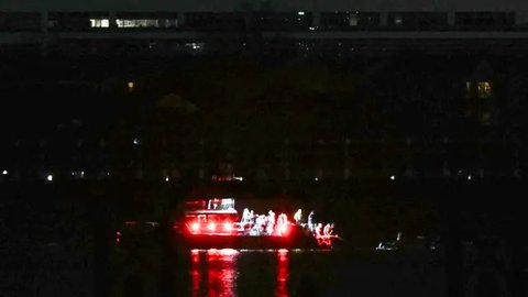 Sebelumnya, pesawat penumpang milik American Airlines bertabrakan di udara dengan helikopter militer AS berjenis Black Hawk di Bandara Ronald Reagan, Washington DC, Amerika Serikat, pada Rabu (29/1/2025) waktu setempat. (ANDREW CABALLERO-REYNOLDS/AFP)