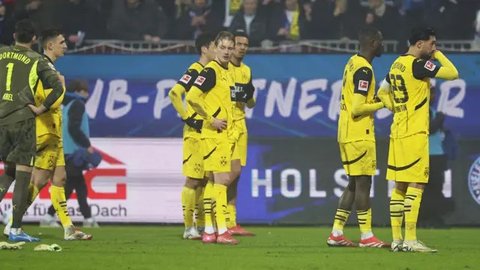 Wasit memberikan penalti lagi kepada FC Twente setelah pemeriksaan VAR (video assistant referee) selama pertandingan Liga Europa UEFA antara Malmoe FF dan FC Twente di Malmoe, pada 23 Janu
