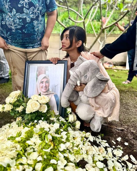 Momen Adinda Cresheilla Tegar Jalani Proses Pemakaman Sang Ibunda saat Ulang Tahun