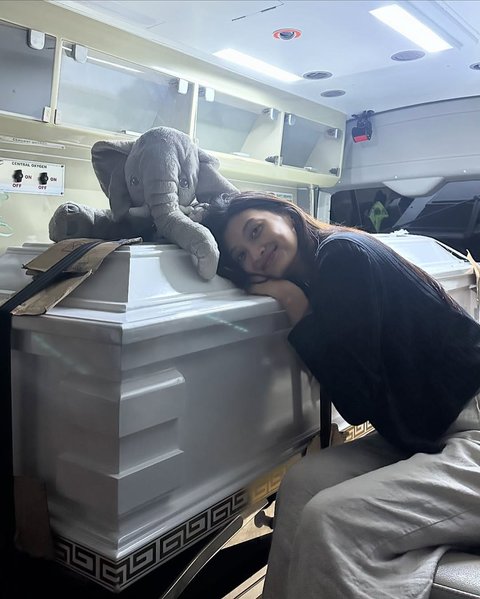 Momen Adinda Cresheilla Tegar Jalani Proses Pemakaman Sang Ibunda saat Ulang Tahun