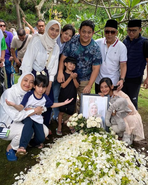 Momen Adinda Cresheilla Tegar Jalani Proses Pemakaman Sang Ibunda saat Ulang Tahun