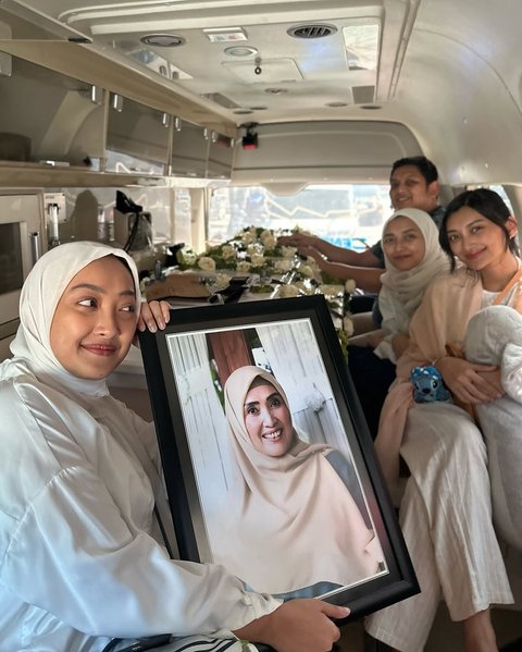 Momen Adinda Cresheilla Tegar Jalani Proses Pemakaman Sang Ibunda saat Ulang Tahun