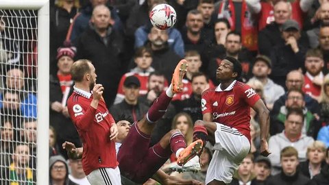Striker Liverpool Mohamed Salah (kiri) bersaing dengan bek Manchester United Belanda Tyrell Malacia dalam pertandingan Liga Inggris di Old Trafford, 22 Agustus 2022. MU menang 2-