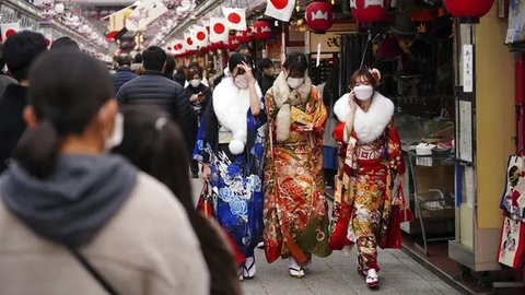 Para wanita yang baru atau akan berusia 20 tahun mengenakan kimono saat menghadiri upacara merayakan Coming of Age Day di Yokohama, Jepang, Senin (10/1/2022). Coming of Age Day diadakan setia