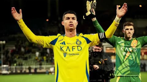 Cristiano Ronaldo, selebrasi setelah mencetak gol buat Al Nassr melawan Al Raed di King Abdullah Sport City Stadium, Jumat dini hari WIB. Al Nassr menang 2-1. (31-1-2025). (Bola.com/X Al N