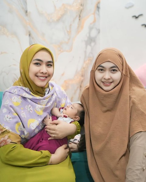 Potret Oki Setiana Dewi Kembali Kumpul Keluarga Bareng Ibu dan Adik-Adiknya, Bahagia Bertemu Keponakan