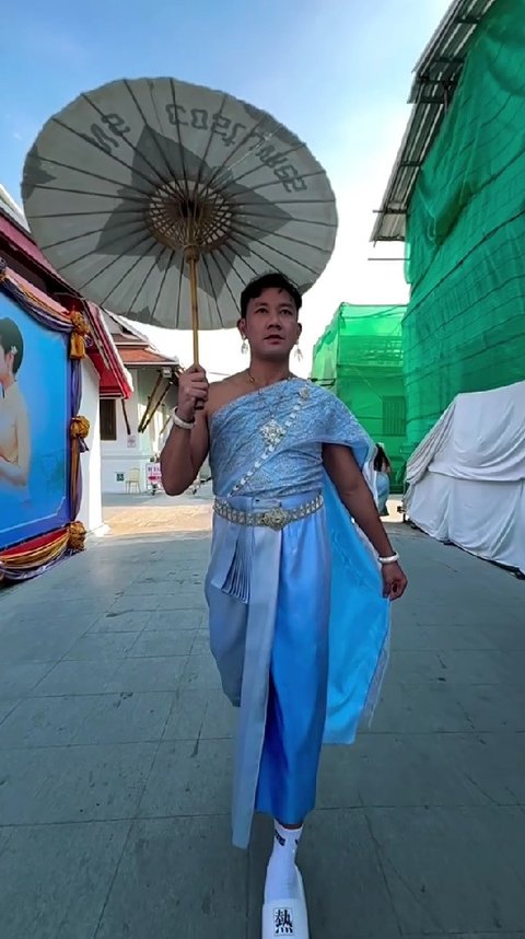 Potret Denny Sumargo Pakai Baju Tradisional Wanita Thailand Ini Langsung Jadi Sorotan dan Bikin Heboh Netizen