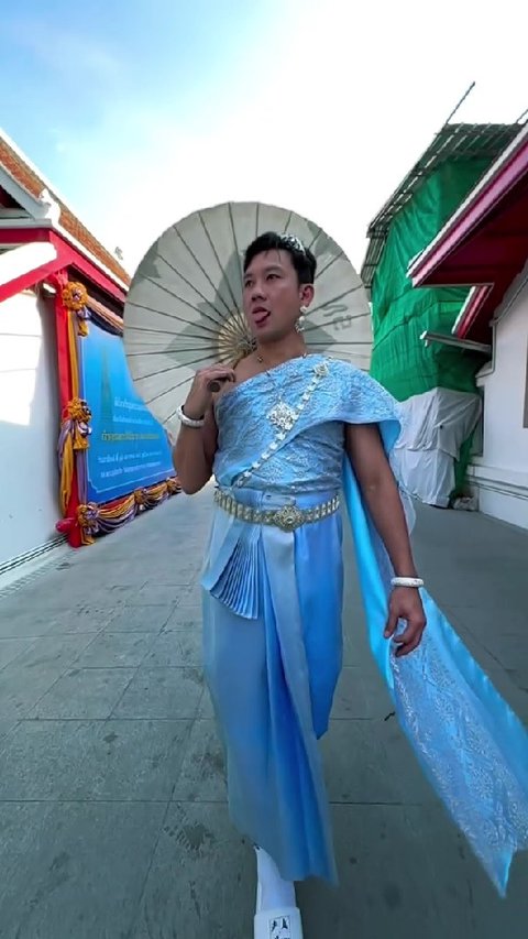 Potret Denny Sumargo Pakai Baju Tradisional Wanita Thailand Ini Langsung Jadi Sorotan dan Bikin Heboh Netizen