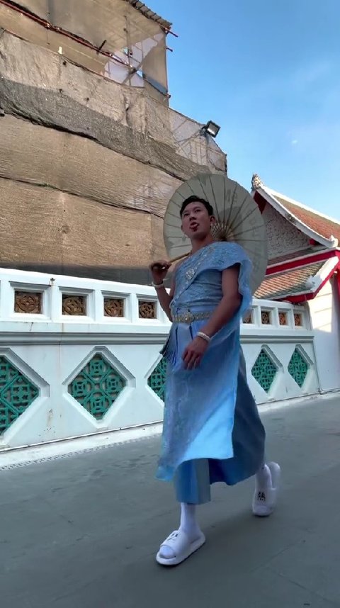 Potret Denny Sumargo Pakai Baju Tradisional Wanita Thailand Ini Langsung Jadi Sorotan dan Bikin Heboh Netizen