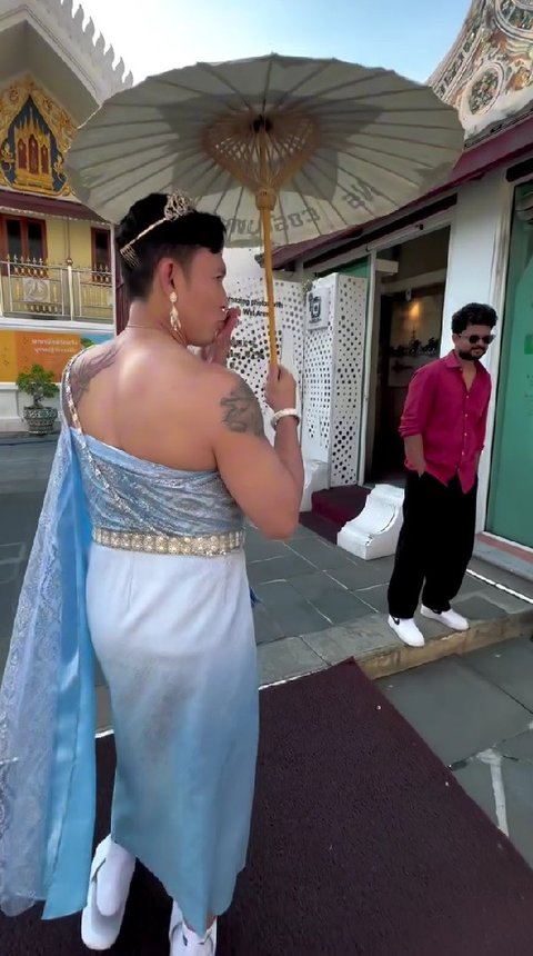 Potret Denny Sumargo Pakai Baju Tradisional Wanita Thailand Ini Langsung Jadi Sorotan dan Bikin Heboh Netizen