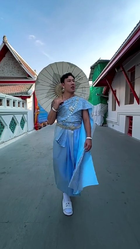 Potret Denny Sumargo Pakai Baju Tradisional Wanita Thailand Ini Langsung Jadi Sorotan dan Bikin Heboh Netizen
