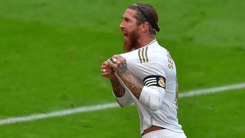 Pemain Sevilla, Sergio Ramos, saat melawan Arsenal pada laga Liga Champions di Stadion Ramon Sanchez Pizjuan, Rabu (25/10/2023). (AFP/Jorge Guerrero)
