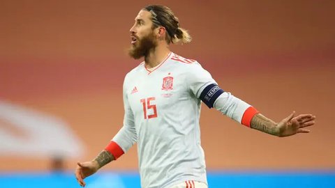 Pemain Sevilla, Sergio Ramos, saat melawan Arsenal pada laga Liga Champions di Stadion Ramon Sanchez Pizjuan, Rabu (25/10/2023). (AFP/Jorge Guerrero)