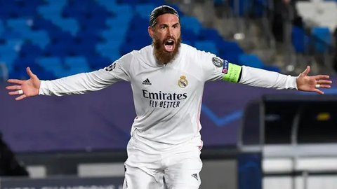 Pemain Sevilla, Sergio Ramos, saat melawan Arsenal pada laga Liga Champions di Stadion Ramon Sanchez Pizjuan, Rabu (25/10/2023). (AFP/Jorge Guerrero)