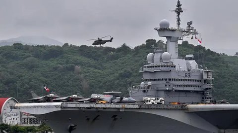 Kapal induk bertenaga nuklir milik Angkatan Laut Prancis "Charles de Gaulle" bersandar di Pelabuhan Gili Mas, Kabupaten Lombok Barat, Nusa Tenggara Barat, Selasa 28 Januari 2025. (SONNY TUMBELAKA/AFP)