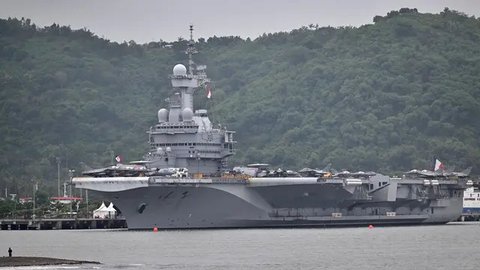 Charles de Gaulle memiliki panjang 262 meter, dilengkapi dengan beragam persenjataan terbaru dan canggih serta sejumlah pesawat tempur. (SONNY TUMBELAKA/AFP)