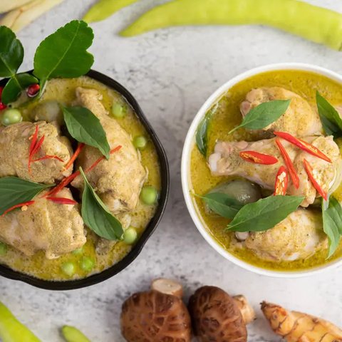 Ketupat dan opor ayam. (c) Shutterstock/Olipe_Oile