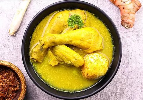 Ketupat dan opor ayam. (c) Shutterstock/Olipe_Oile