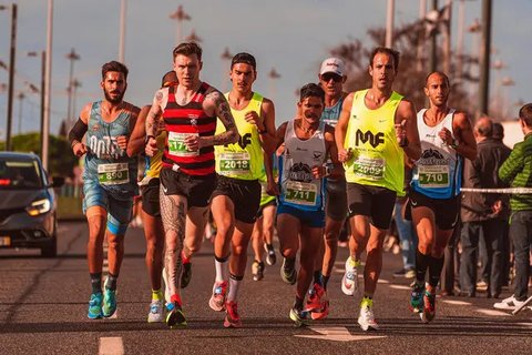 Ilustrasi olahraga jalan cepat. (Foto oleh RUN 4 FFWPU: https://www.pexels.com/id-id/foto/orang-orang-laki-laki-pertandingan-maraton-7226772/)