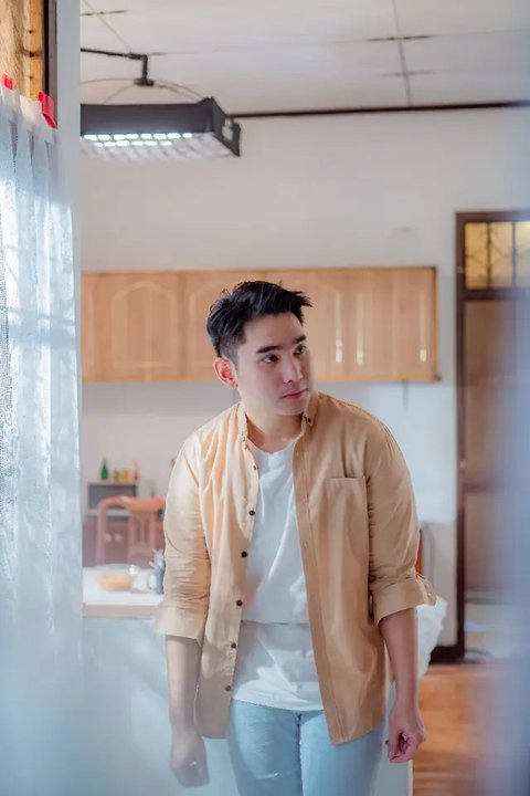 Jesenn saat merilis lagu berjudul "Baik Adanya". (Dok. Sony Music Entertaiment Indonesia)