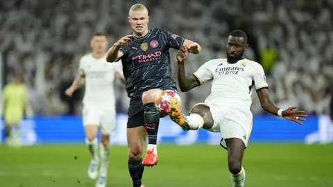 Logo dan Trofi Liga Champions. (Bola.com/Dody Iryawan)