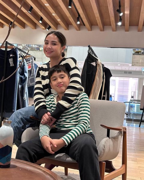 Potret Nagita Slavina dan Rafathar ke Mall Pakai Outfit Serasi, Mirip Bak Kakak-Adik