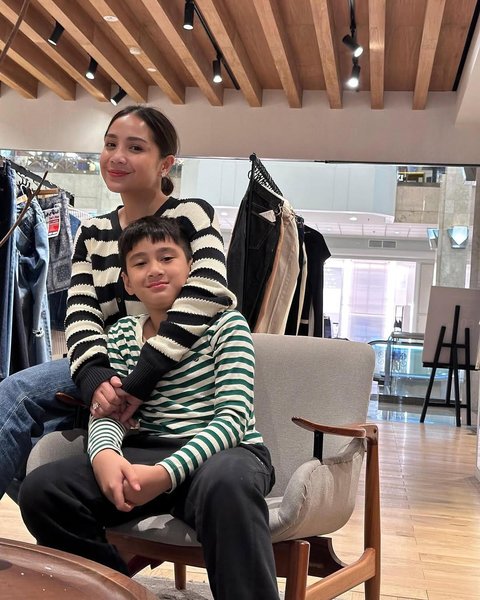 Potret Nagita Slavina dan Rafathar ke Mall Pakai Outfit Serasi, Mirip Bak Kakak-Adik