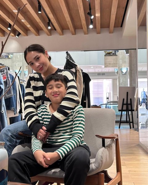 Potret Nagita Slavina dan Rafathar ke Mall Pakai Outfit Serasi, Mirip Bak Kakak-Adik