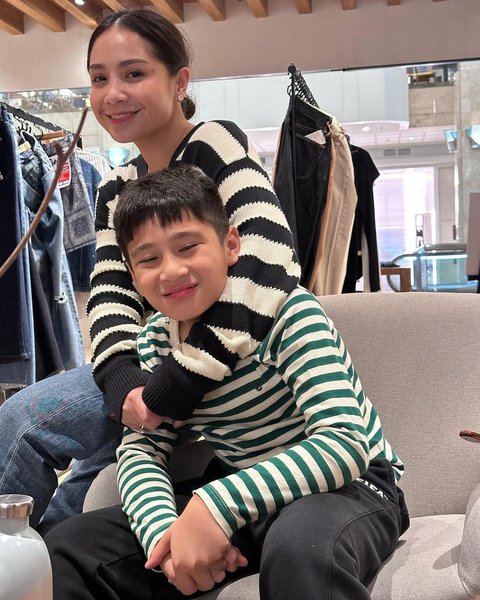 Potret Nagita Slavina dan Rafathar ke Mall Pakai Outfit Serasi, Mirip Bak Kakak-Adik
