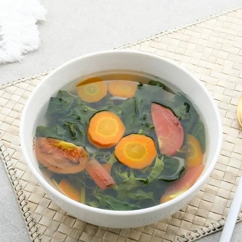 Ilustrasi telur ceplok disajikan dengan nasi hangat.