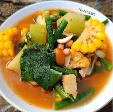 Ilustrasi telur ceplok disajikan dengan nasi hangat.